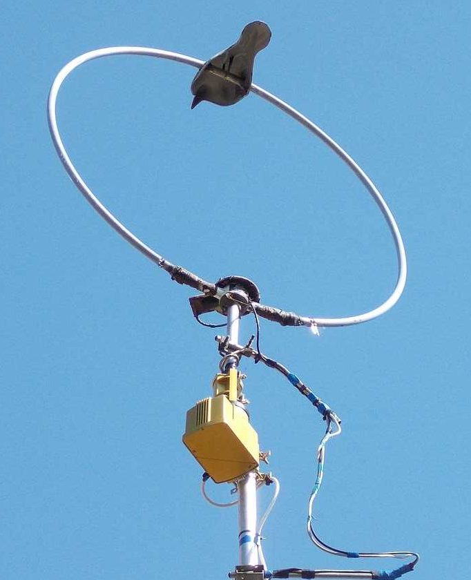 Wellbrook broadband aerial mounted on rotator - photo by Roger Bunney